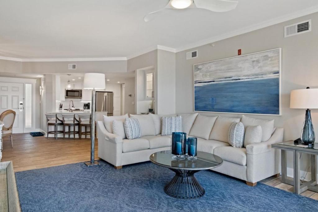 Open-concept living room in Hilton Head beach condo with coastal-inspired design and modern furnishings